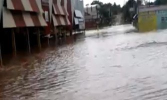 Chuva causa alagamento em São José dos Quatro Marcos