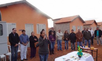Prefeitura entrega 100 casas populares em Quatro Marcos