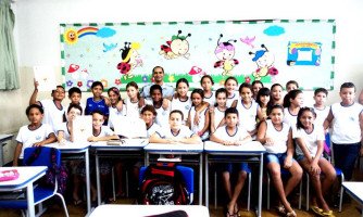 Sargento Souza ministra aulas do Programa Proerd em escolas de Quatro Marcos