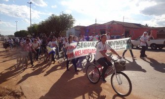 Mais de 600 funcionários de frigorífico de Quatro Marcos fazem passeata reivindicando reconstrução de ciclovia