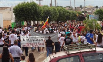 'Marcha para Jesus' reúne cerca de 2 mil pessoas em Quatro Marcos