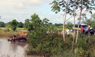 PRF encontra carro com 7 corpos em lagoa na fronteira entre MT e Bolívia