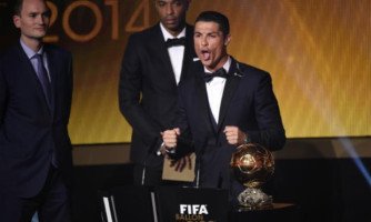 Cristiano Ronaldo supera Messi e vence Bola de Ouro pela terceira vez