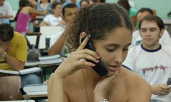 Governo sanciona Lei que veta o uso de celular em sala de aula em MT