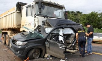 LUTO EM QUATRO MARCOS: Casal morre após veículo bater de frente com caminhão na BR-163