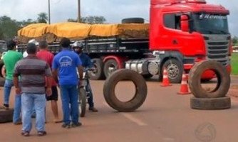 MOVIMENTO: Caminhoneiros bloqueiam oito trechos de BRs em MT