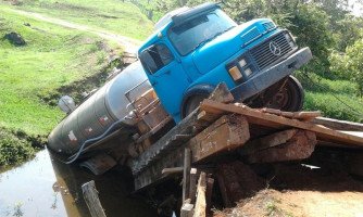 CACHOEIRINHA: Ponte “engole” caminhão-tanque transportando leite para indústria