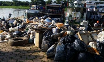 Mutirão tira 6 caminhões de lixo do rio Paraguai