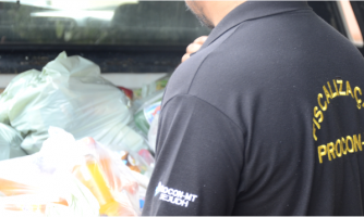 Procon apreende produtos vencidos e multa supermercados em Araputanga
