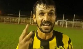 Atacante marca 9 gols em vitória do Penharol por 13 a 0 e pede 3 musicas