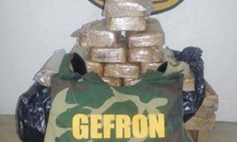 Gefron prende dupla com 13kg de drogas em ônibus