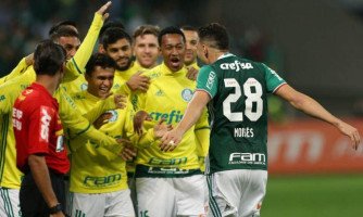 Palmeiras goleia e mantém 100% como mandante