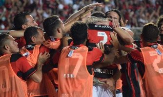 Flamengo vence e assume a liderança provisória