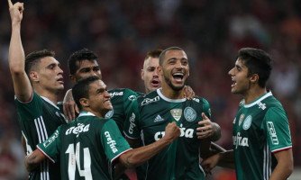 Palmeiras vence o Atlético-PR e segue líder
