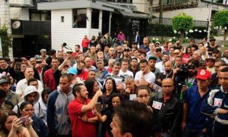 Manifestantes deixam frente da residência de Lula no ABC