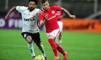 Timão vence e complica vida do Internacional