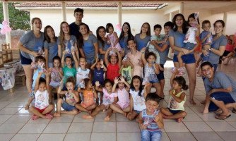 Interact Club de Quatro Marcos visita creche e leva presentes e alegria para as crianças