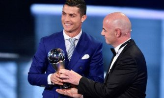 Cristiano Ronaldo é eleito melhor do mundo e 'cola' em Messi na premiação da Fifa