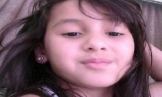 Criminoso mata garota de 6 anos  e multidão destrói delegacia