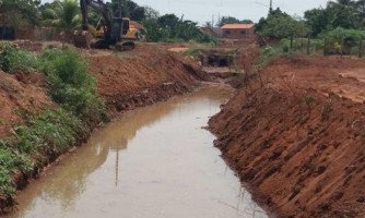 QUATRO MARCOS: Prefeitura realiza limpeza em córrego para evitar enchentes