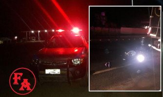 Motociclista morre após se chocar violentamente na traseira de caminhão parado