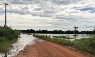 QUATRO MARCOS: Córrego transborda e chuva provoca pontos de alagamento dificultando acesso em comunidades