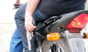 Bandidos tentam furtar moto de funcionário municipal e na Fuga trocam tiros com PM em Indiavaí