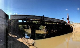 QUATRO MARCOS: Duas pontes das Pitas recebem vigas de concreto