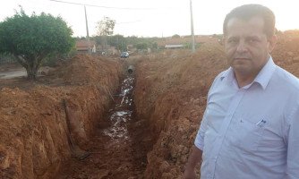QUATRO MARCOS:  Valtenir visita andamento da obra de drenagem pluvial do bairro Ezequiel Escobar