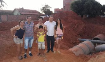 Valtenir visita andamento da obra de drenagem pluvial do bairro Ezequiel Escobar