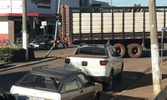 QUATRO MARCOS: Caminhão destrói semáforo; recuperação pode durar até dois dias