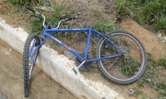 QUATRO MARCOS: Irritado com brincadeira, árbitro de futebol corta pneus de bicicleta de colega