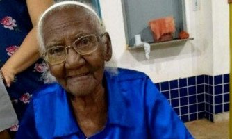 Aos 104 anos, moradora de Araputanga frequenta escola e aprende a escrever seu nome