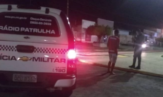 MARIA DA PENHA: Com neto no colo, homem pega facão e ameaça esposa e vizinhos