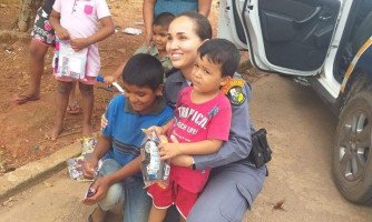 Polícia Militar de Quatro Marcos distribui brinquedos a famílias carentes
