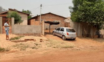 Ao estacionar, mãe derruba muro e portão e mata filha de 11 anos