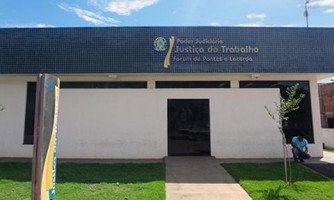 Mais de 80 acordos são fechados entre trabalhadores e a JBS na Vara do Trabalho em Pontes de Lacerda
