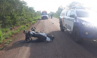 Motociclista morre ao invadir pista contrária e bater em carro em MT