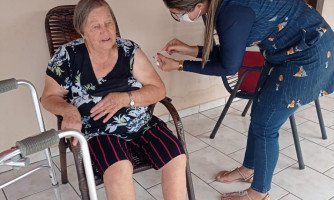 Curvelândia vacina idosos contra Covid-19 em suas próprias casas