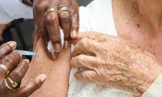 Idosos continuam sendo vacinados em Quatro Marcos; município já recebeu 926 doses desde o início da vacinação