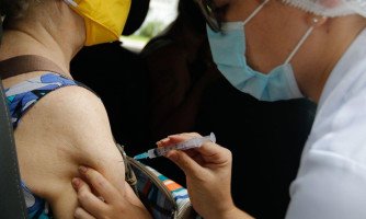 Com avanço da vacinação, mortes e ocupação de UTIs têm queda