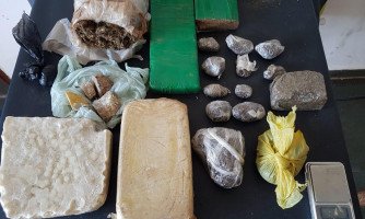 Em Rio Branco  jovem é preso em ação policial enterrando galão com droga  no chão