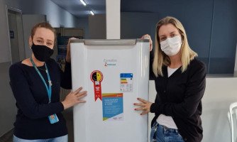 Secretaria de Saúde de Quatro Marcos  recebe geladeira da campanha Movimento Unidos pela Vacina