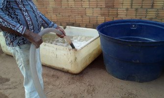 Sem água para  o próprio consumo, moradores do assentamento Florescente em São José  dos Quatro Marcos recebem auxilio de Caminhão Pipa da Prefeitura