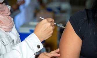 COVID-19: Saúde de Quatro Marcos está vacinando pessoas acima de 18 anos