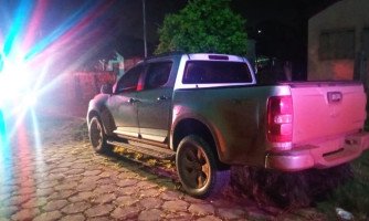 Homem abandona carro roubado e foge da polícia