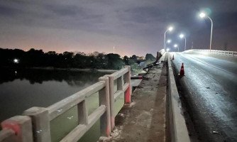 Motorista é resgatado após romper barreira de ponte em Cáceres e cair com caminhão no Rio Paraguai