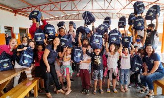 Prefeitura de Quatro Marcos entrega kits escolares para alunos da rede municipal