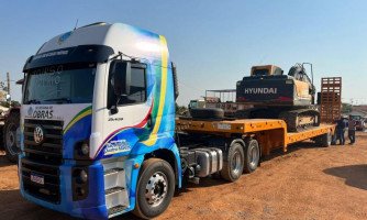 Prefeitura de Quatro Marcos renova frota de veículos;  agora adquiriu um caminhão prancha e uma bobcat para a Secretaria de Obras