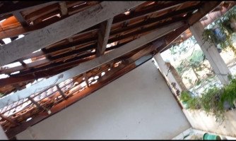 Vento forte deixam casas destelhadas, destroem barracão e arrancam árvores, causando estragos na Zona rural de São José dos Quatro Marcos